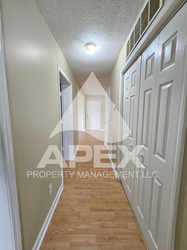 Building Photo - MOVE-IN SPECIAL,NO RENT TIL APRIL 1ST! - 3 Bd | 2 Ba Top Floor Condo in West Knoxville!