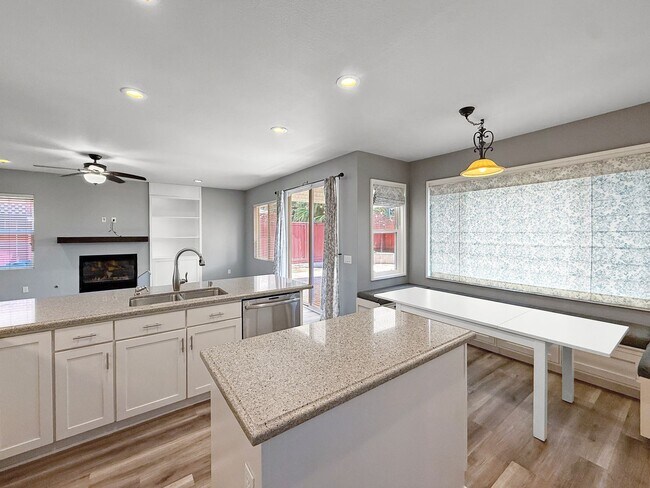 Building Photo - Beautiful 4BR + Office / 3BA Home in Prime...