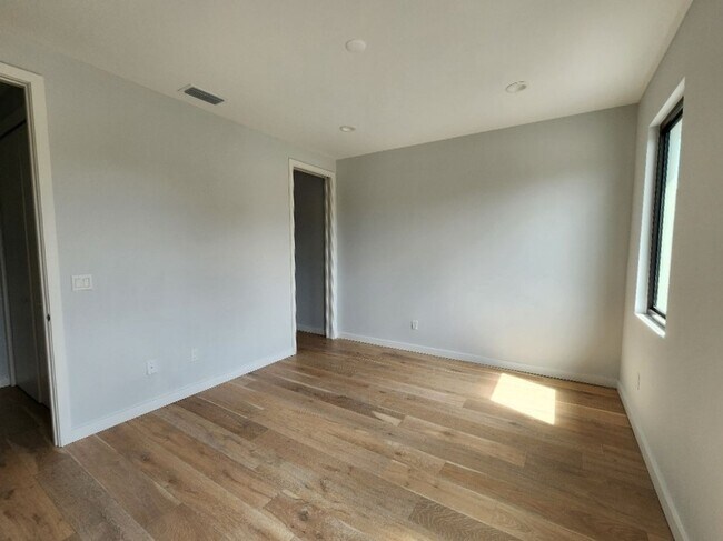 Building Photo - 532 W Plaza Pl