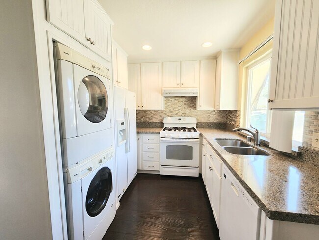 Building Photo - 2 bedroom townhouse