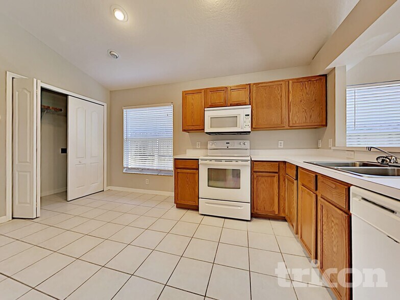 Building Photo - 30812 Midtown Ct