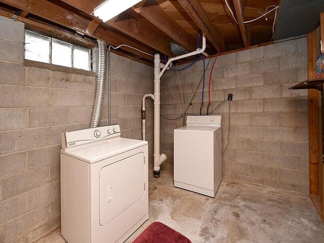 Building Photo - 405 E 5th St