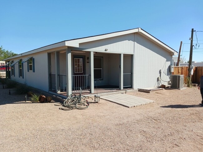 Building Photo - Large yard!