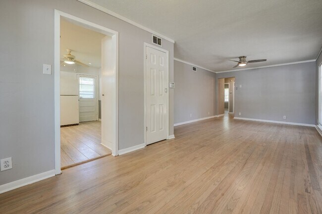 Building Photo - 2442 Oates Dr