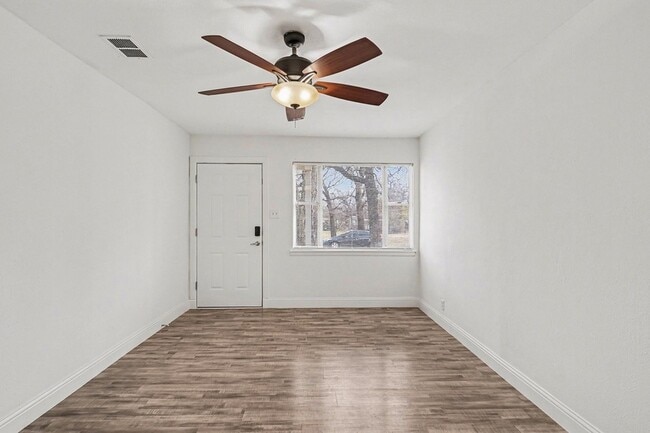 Building Photo - 2211 Barbell Ln