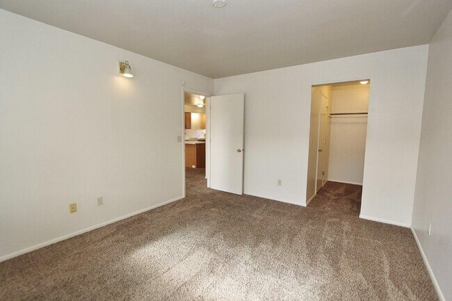 Building Photo - 639 N Moffatt Ave