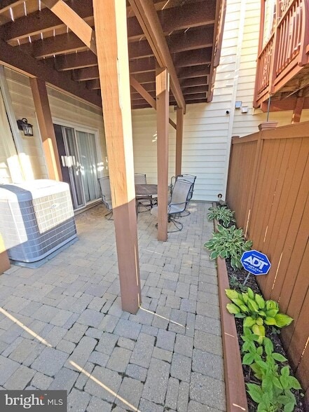 Building Photo - 9902 Woodview Dr