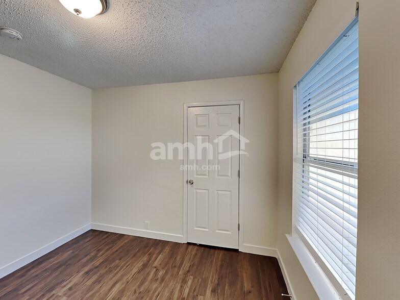 Building Photo - 1600 Waters Edge Dr