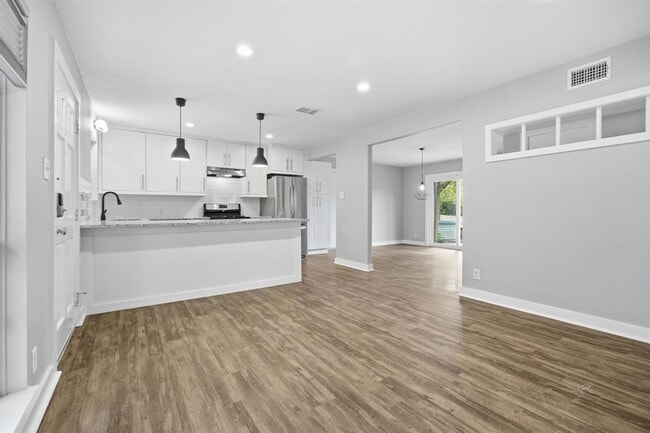 Building Photo - 6901 Bryn Mawr Dr