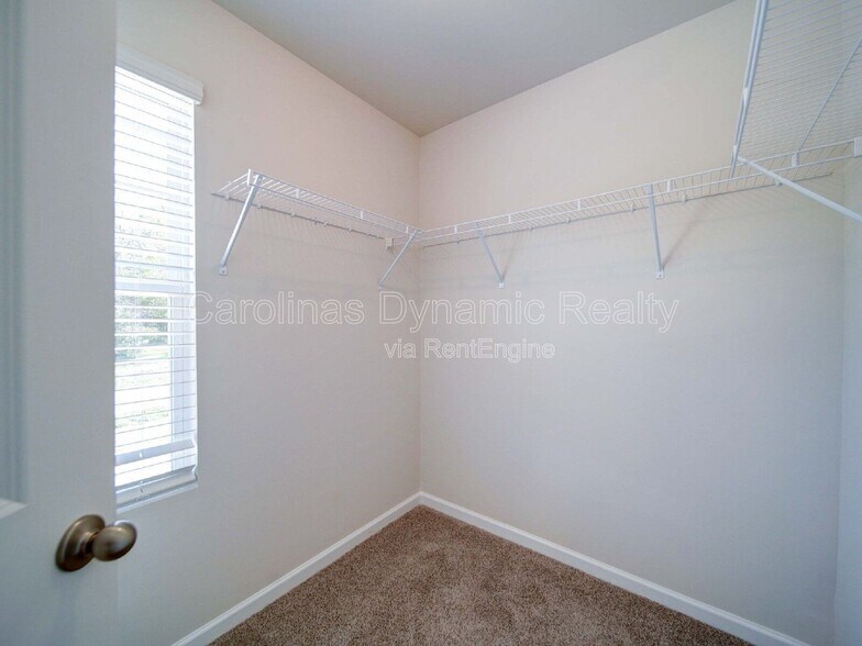 Building Photo - 914 S Battleground Ave