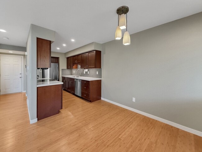 Building Photo - Beautifully Updated Townhome in a Prime Lo...