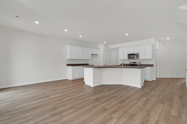 Building Photo - 5918 Hawkweed Dr