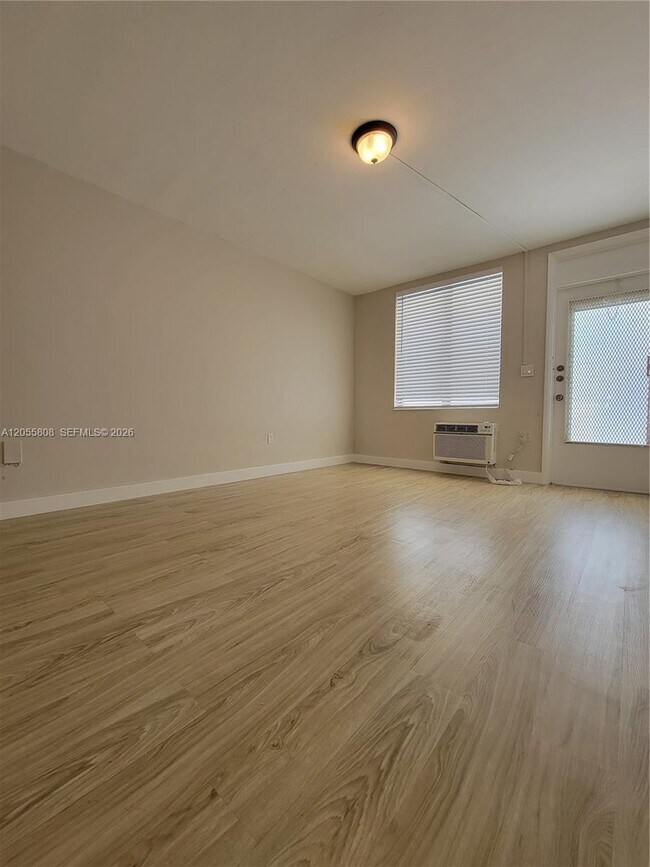 Building Photo - 441 Collins Ave