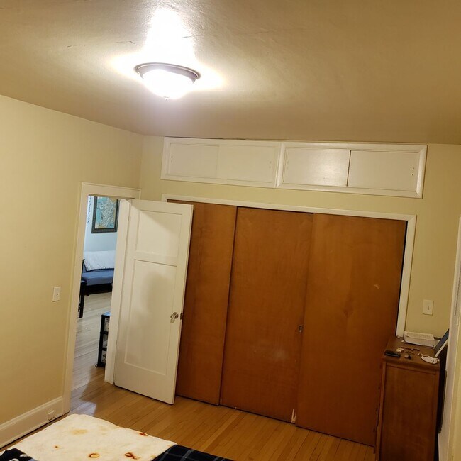 Building Photo - 721 E Center St