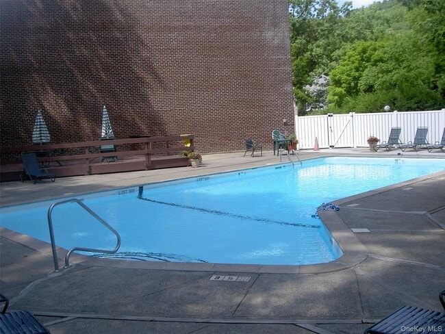 Building Photo - 327 N Greeley Ave