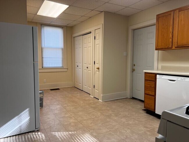 Building Photo - 2 Bedroom Home In The Collett Park Area