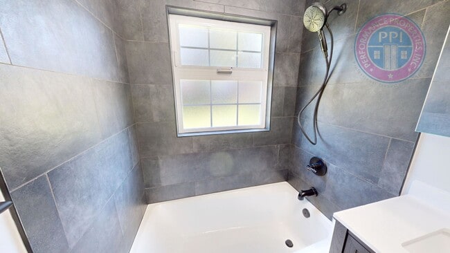 Building Photo - Portland's Sought After University Park!!!  Luxury Classic Ranch Style Home, Completely Renovated...