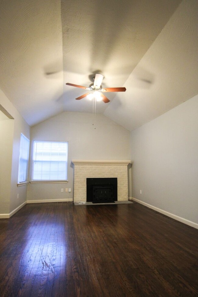 Building Photo - 3 bed 2 bath FULLY UPDATED Home with basem...