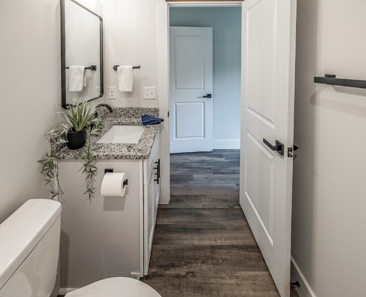 Building Photo - 121 Brookmeade Dr