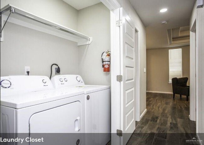 Building Photo - 2012 Summerland Ln