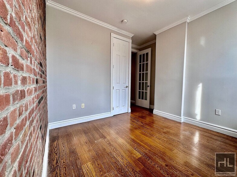 Building Photo - Mott Street