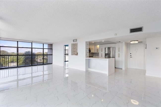 Building Photo - 600 Parkview Dr