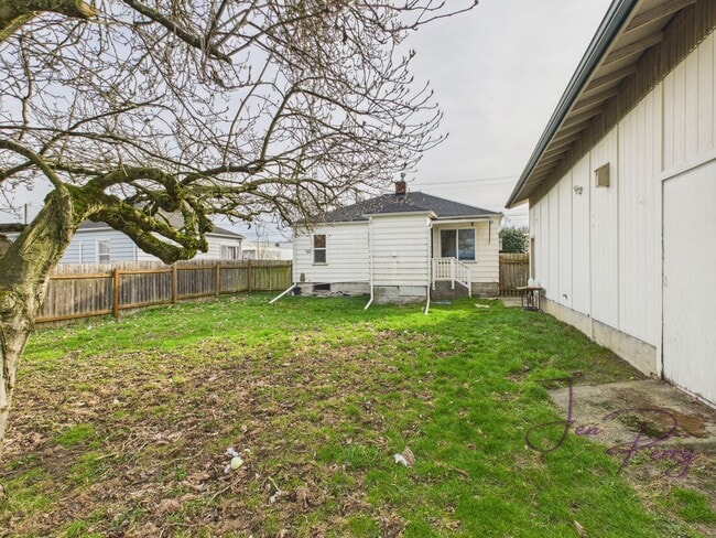 Building Photo - Two Bedroom One Bath House for Rent in Everson with Detached Garage