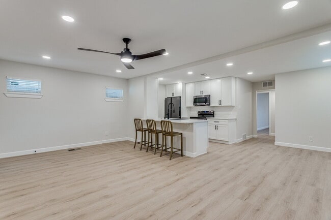 Building Photo - 2805 Sandage Ave
