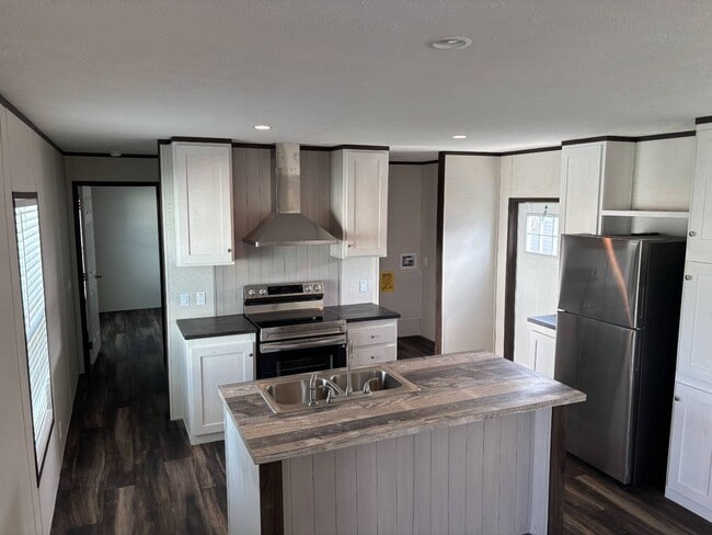 Building Photo - 14142 Lorraine Rd