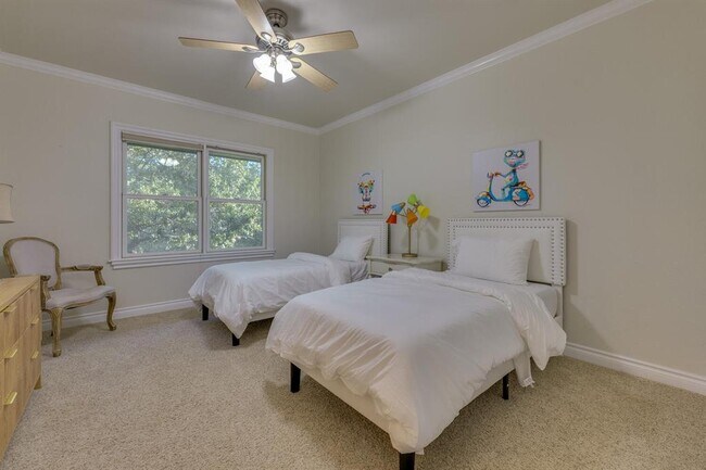 Building Photo - 813 Moonlight Bay Dr