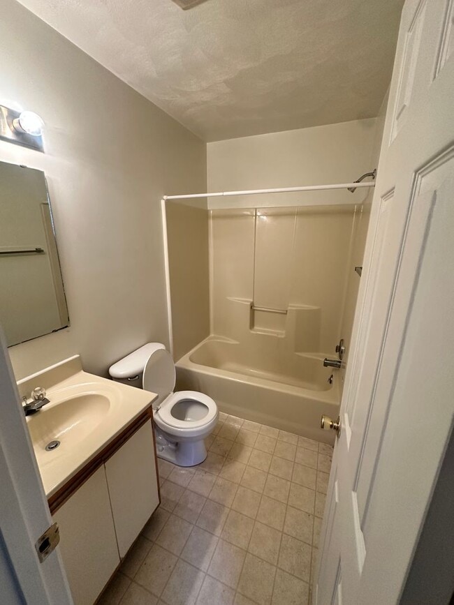 Building Photo - 3 Bed - 3Bath with Den