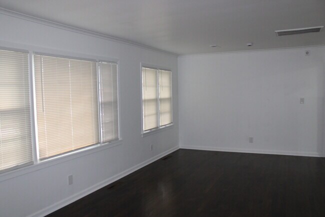 Building Photo - Spacious 4 Bedroom, 3 Full Bath Home In In...