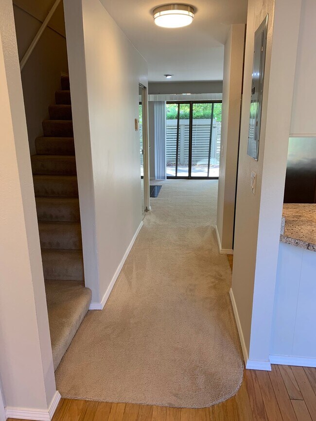 Building Photo - LakeView, Mount lake terrace - 2 bed 1.5 b...