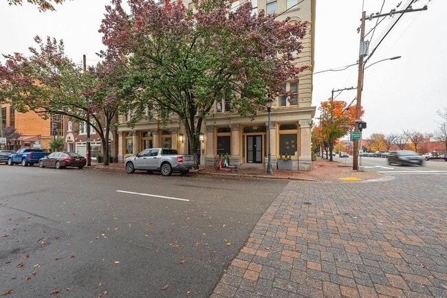 Building Photo - 212 E Clay St