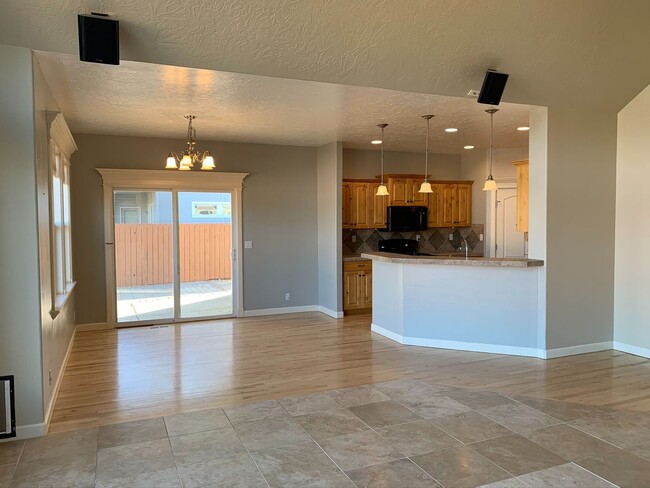 Building Photo - Move In Special! Spectacular 3 bed 2 bath ...