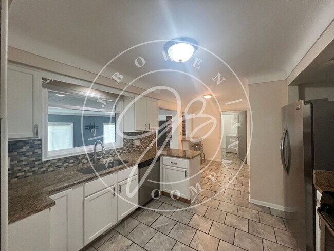 Building Photo - "Charming 4-Bedroom Washington Local Gem w...