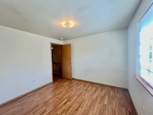 Building Photo - Spacious 4 BD + Den