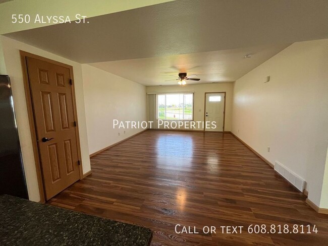 Building Photo - BEAUTIFUL & SPACIOUS 4 BEDROOM/2.5 BATH DU...