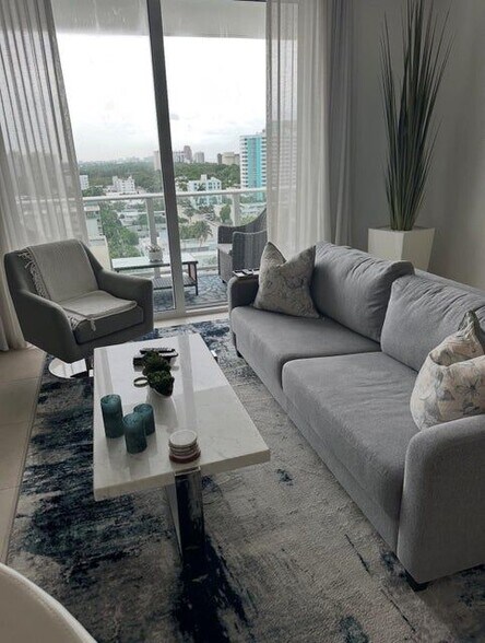 Building Photo - 401 N Birch Rd