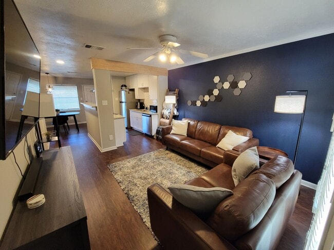 Building Photo - College Station - Cozy 2 Bedroom 1.5 Bath Condo for Lease