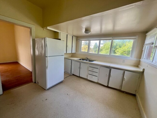 Building Photo - 3 Bed / 1 Bath Home with Outdoor Space