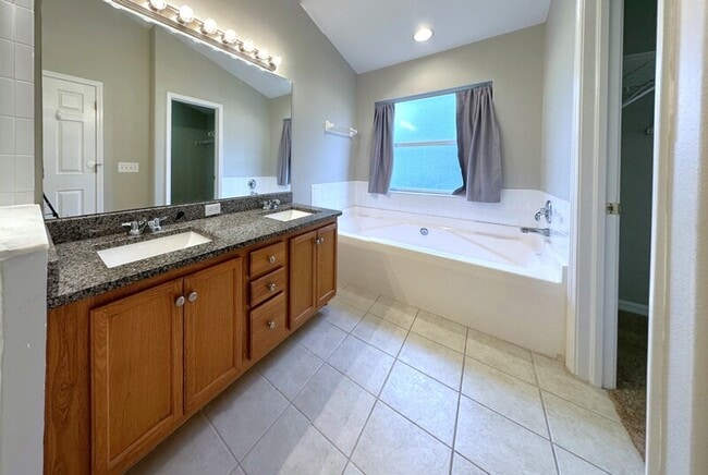 Building Photo - 8006 Thoroughbred Loop