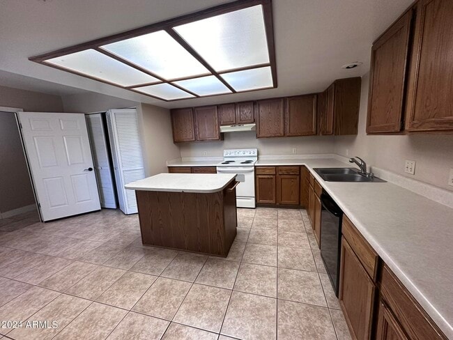 Building Photo - 16421 E Ashbrook Dr