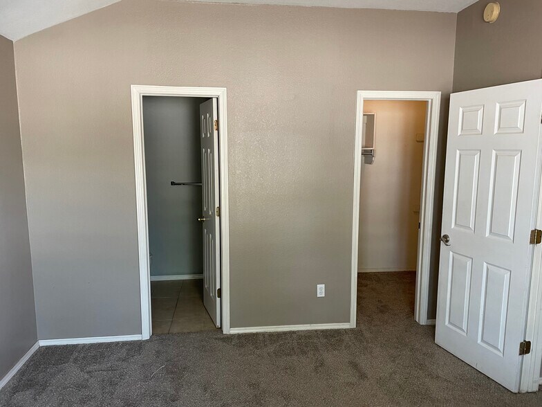 Building Photo - 1424 Jordan Cir