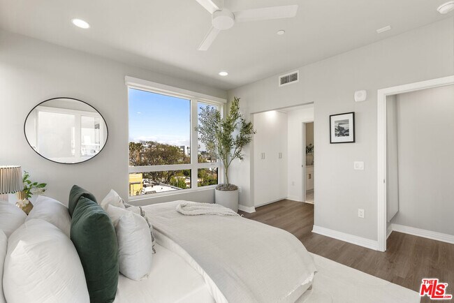 Building Photo - 7428 Santa Monica Blvd