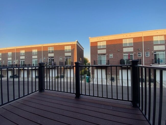 Building Photo - 2 Bed 2.5 Bath Townhome Available in Sprin...