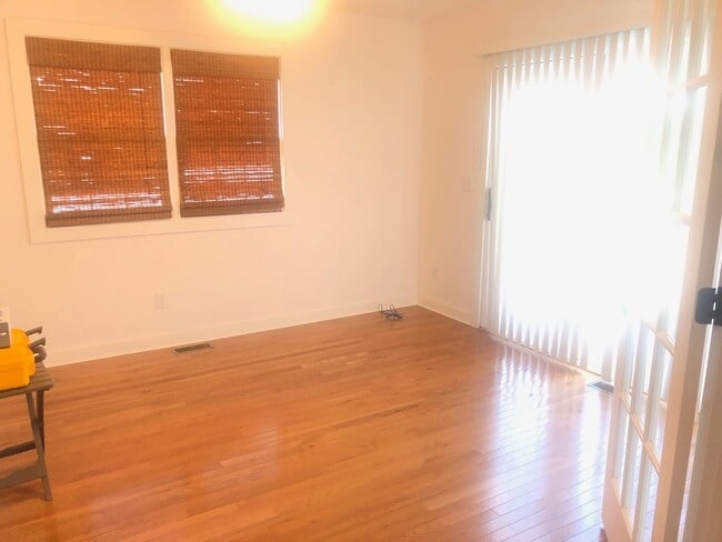Building Photo - Gorgeous 2 BR Townhouse in Normal