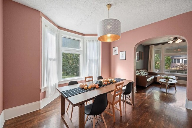 Building Photo - Magnificent, Beautifully UPDATED, 3 Bedroo...