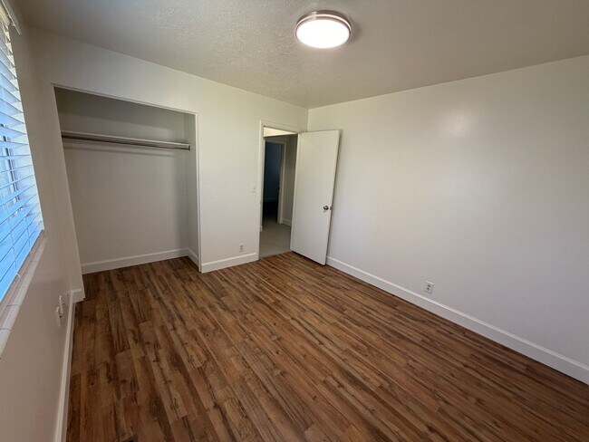 Building Photo - Spacious 4 Bed, 2 Bath Home with Fenced Yard