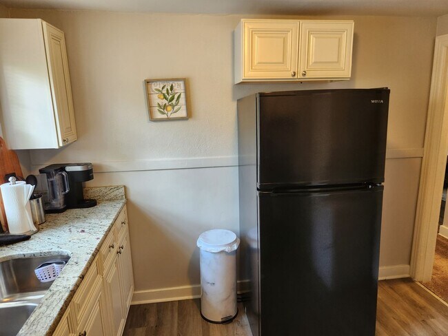Building Photo - Cozy Apartment located near UAMS!